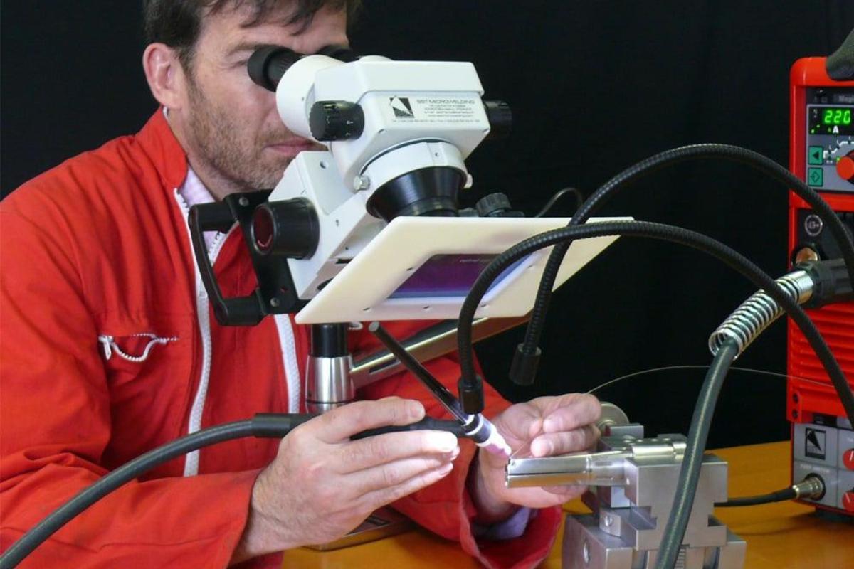How to Use and Care for a Stereo Microscope for Engraving